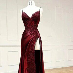 Sheath Satin Prom Dresses with Slit, Spaghetti Strap, V-neck, Lace Appliqued For